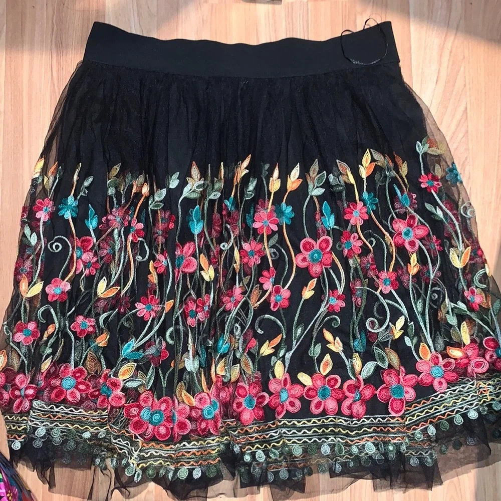 San Francisco | Beautiful Embroidered Floral Skirt - Picture 5 of 15